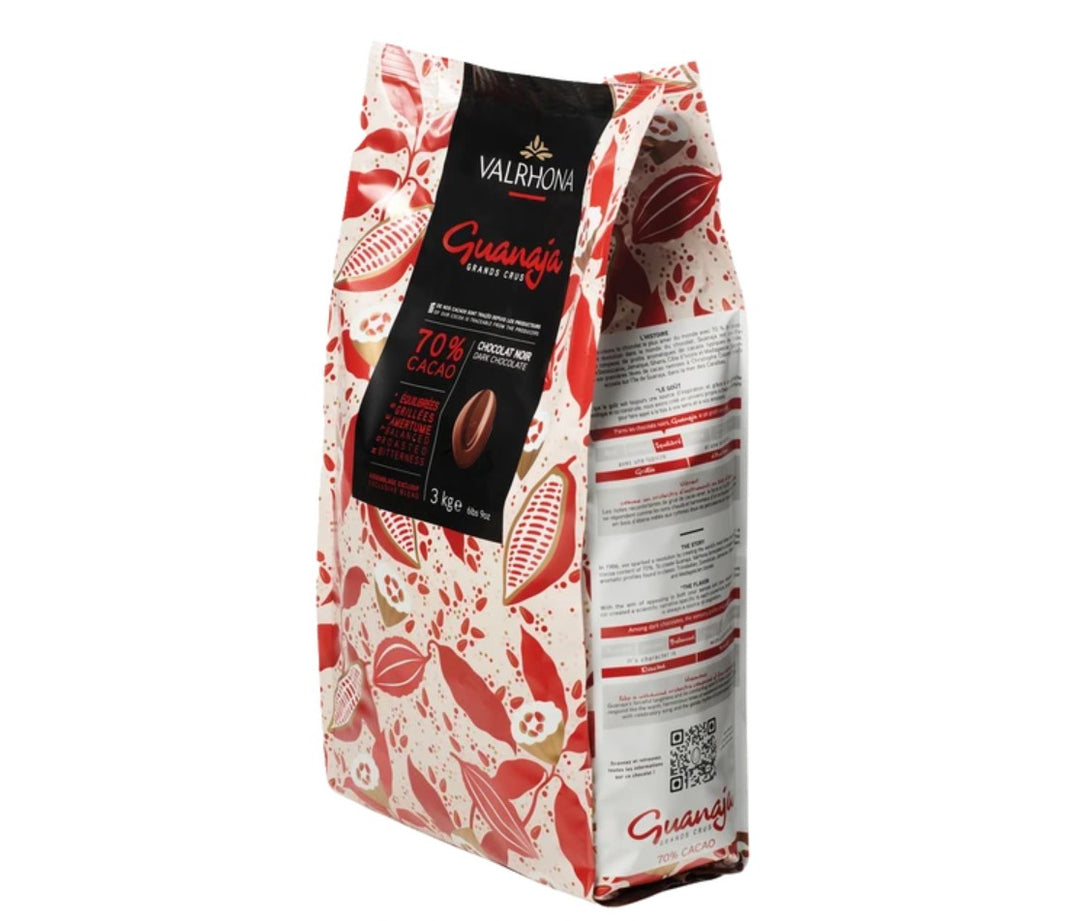 Chokladshopen Valrhona Guanaja 70% mörk bakchoklad i en 3 kg förpackning med rött och vitt kakaomönster
