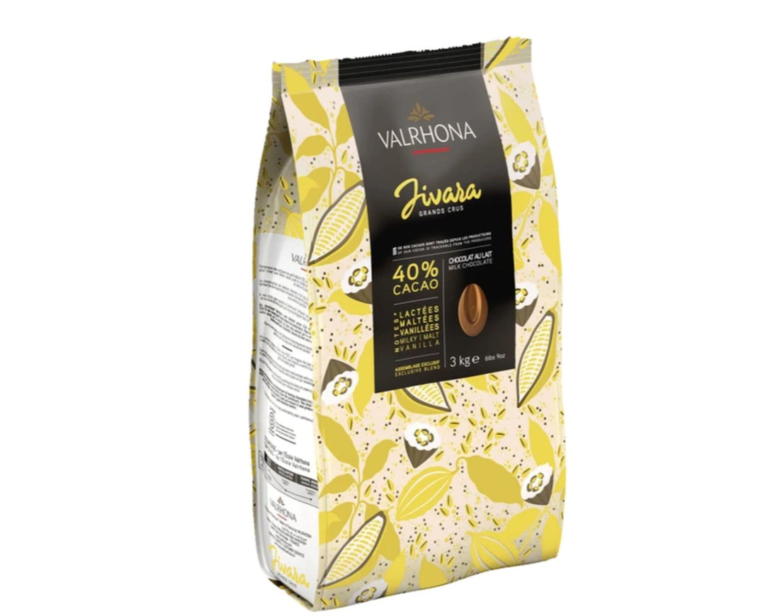 Chokladshopen Valrhona Jivara 40% mjölkchoklad i en 3 kg påse med gulmönstrad design.