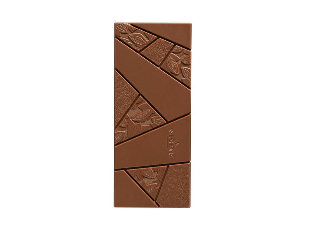 Chokladshopen Valrhona Jivara 40% mjölkchokladkaka med dekorativa mönster av kakaobönor