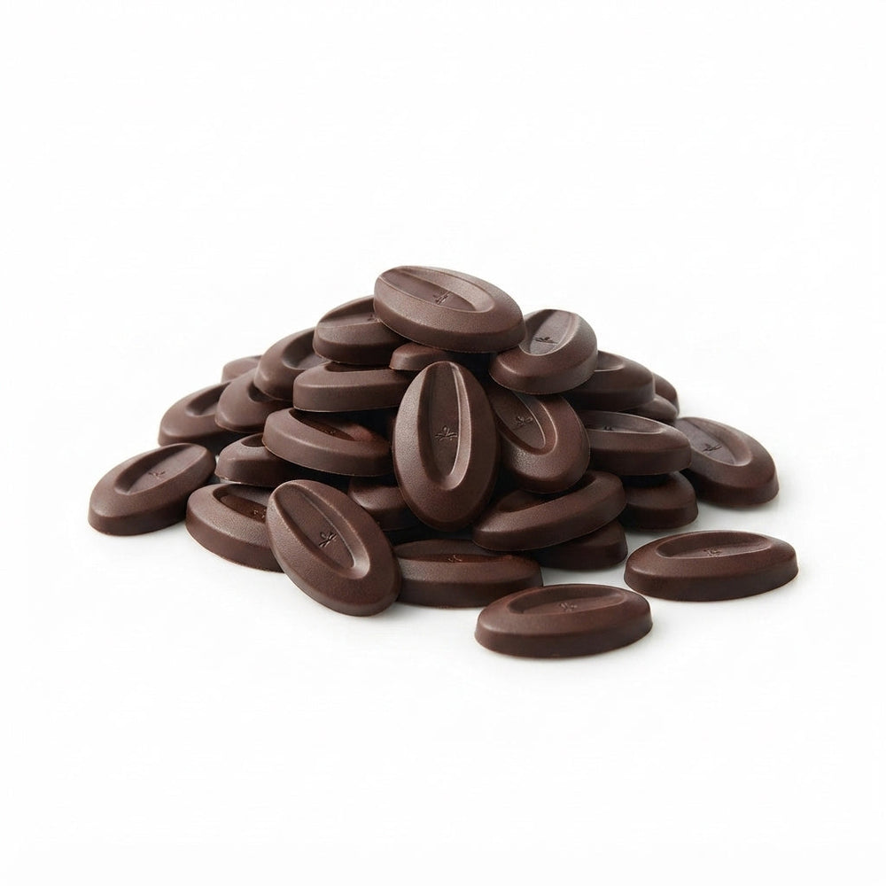 Chokladshopen Valrhona Manjari 64% mörk choklad i form av små ovala knappar med toner av röda bär och frukt.