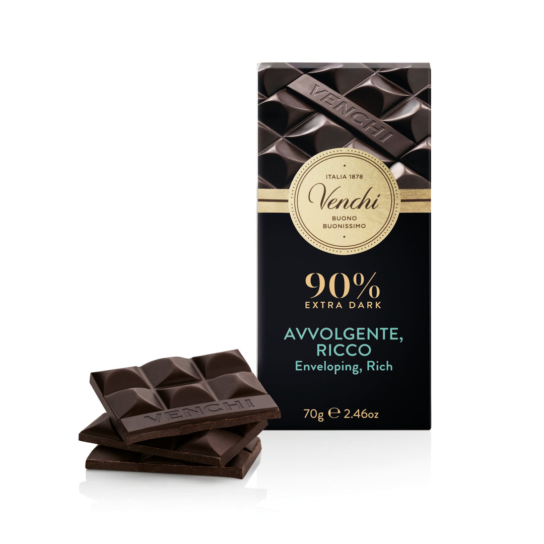 Chokladshopen Venchi mörk choklad 90% kakao i elegant förpackning med chokladbitar staplade framför.