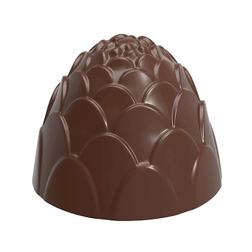 Glansig kottformad pralin med skalanliknande mönster, framtagen med Chocolate World CW12128-pralinform