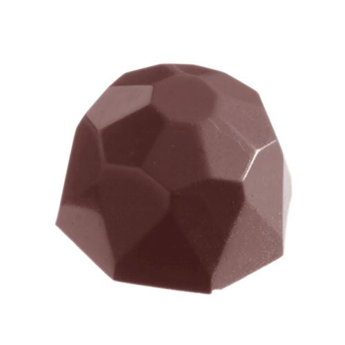 Glansig mörk chokladpralin i diamantform med facetterad yta