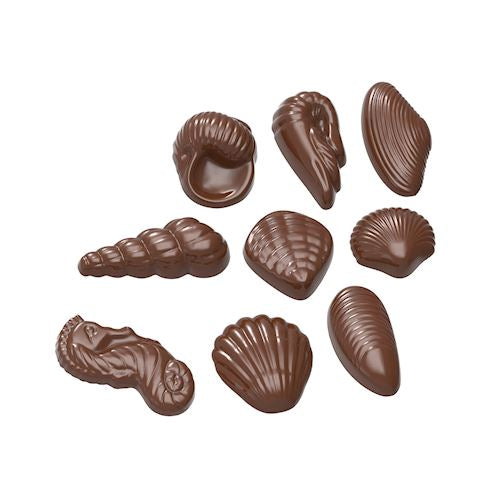 Glansiga chokladpraliner i skaldjurs- och sjöhästsformer