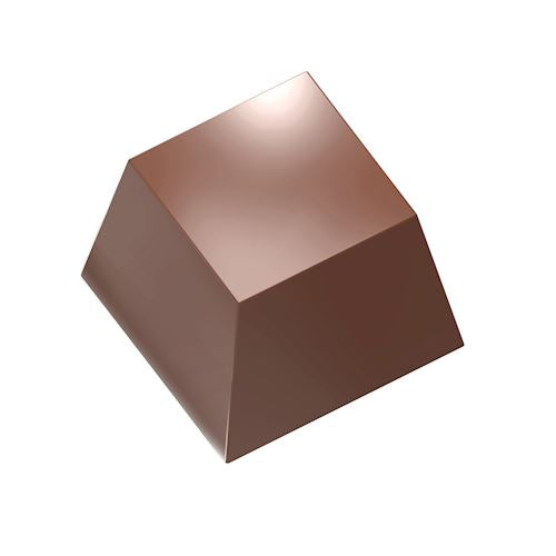 Glansig kubformad chokladpralin med elegant finish