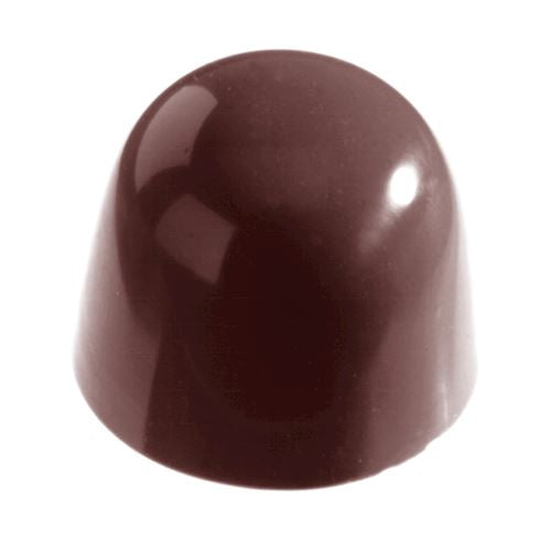 Mörk chokladpralin i konform med slät yta och textprägling