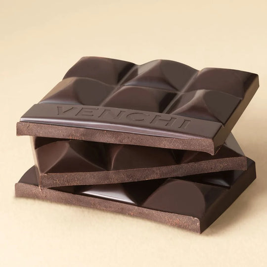 Staplad Venchi 75% mörk choklad som visar silkeslen struktur