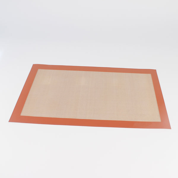 Ett återanvändbart silikonmatta med orange kant och beige vävt centrum, ca 588 x 380 mm