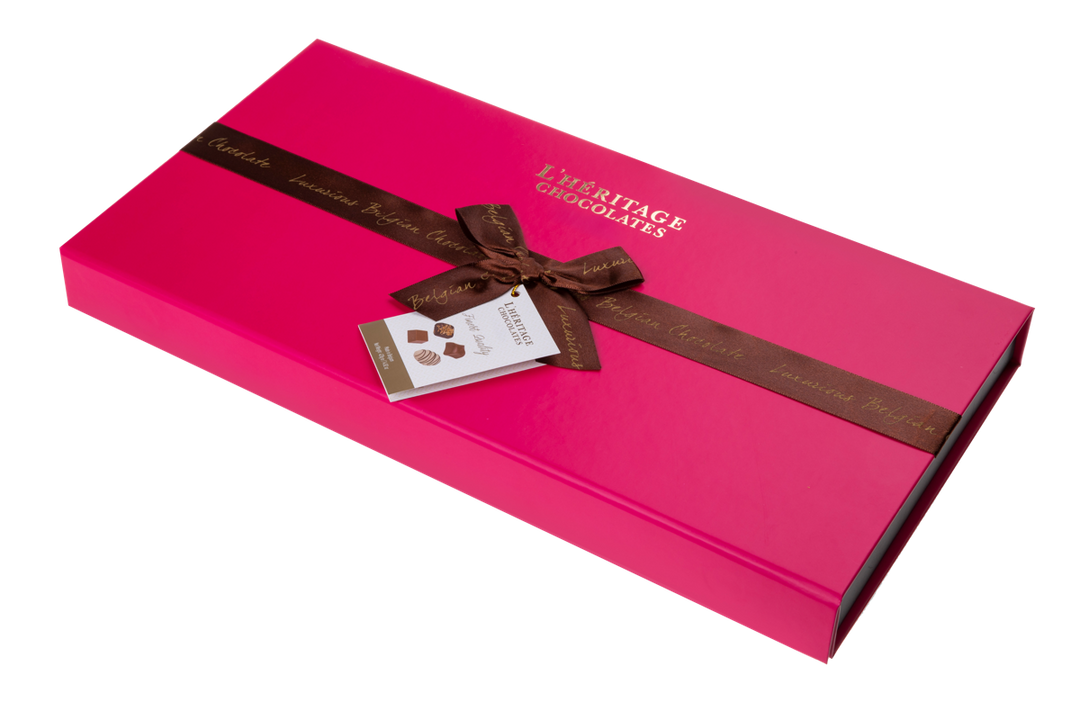 Magenta Grand Pralinask med magnetlås och guldtext, innehåller 26 belgiska praliner